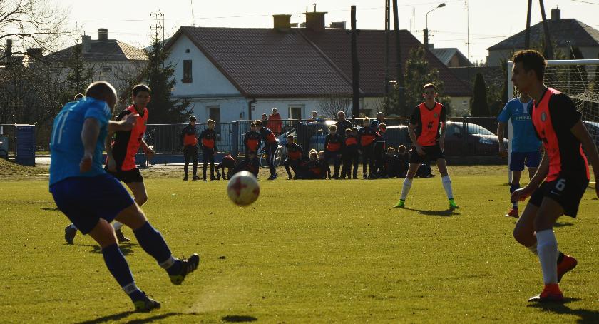 Dośrodkowanie, główka, gol - derbowe bramki padały podobnie