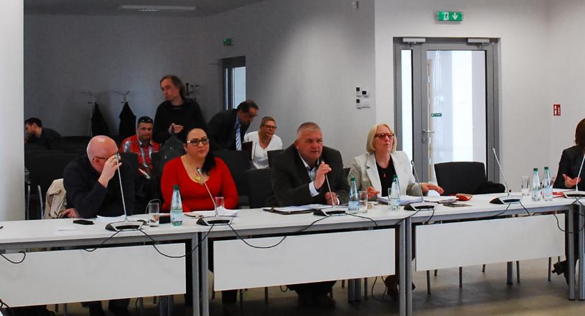 Podzielili 7 mln zł i dali na ulice