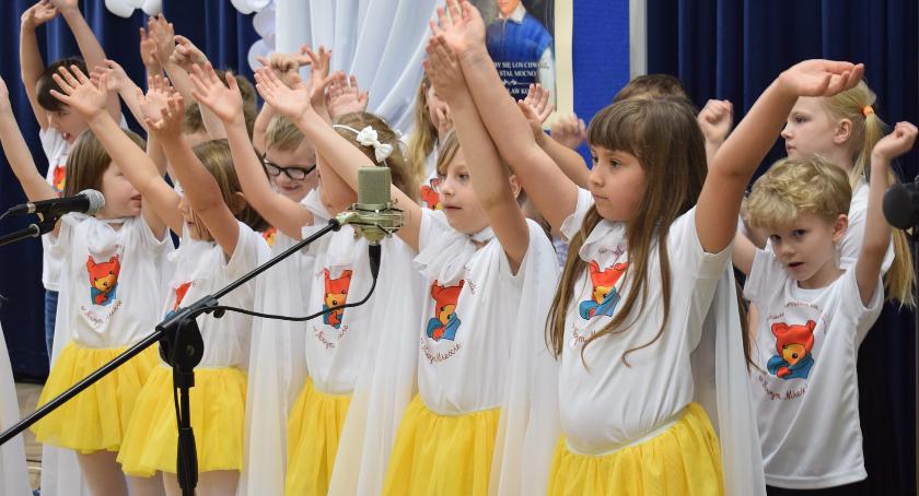 Taniec, śpiew i... miś od dzieci dla biskupa w Nowym Mieście
