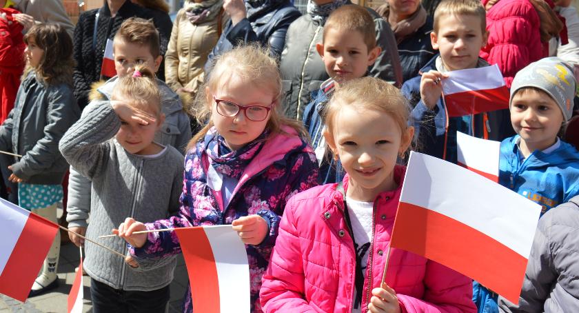 W samo południe z flagami