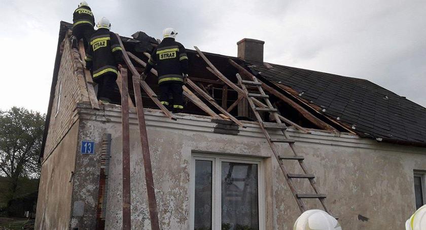 Uszkodzone dachy czterech budynków