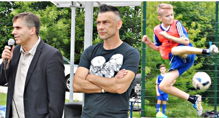Gwiazda i młodzi piłkarze w Siedlinie