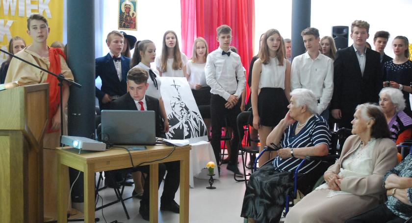 Gimnazjaliści w Domu Seniora z inscenizacją