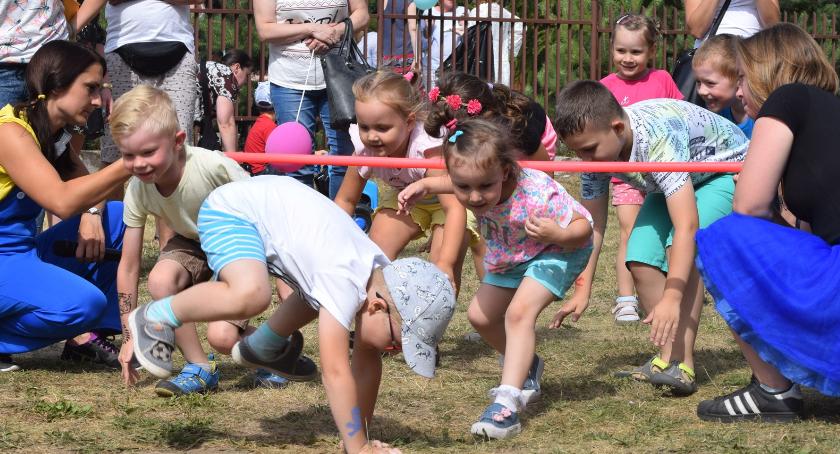 Wyścig czarownic i jazda na nartach w Kolorowej Ciuchci