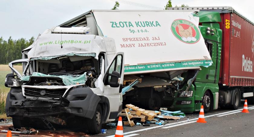 Ciężarówka wjechała w trzy samochody