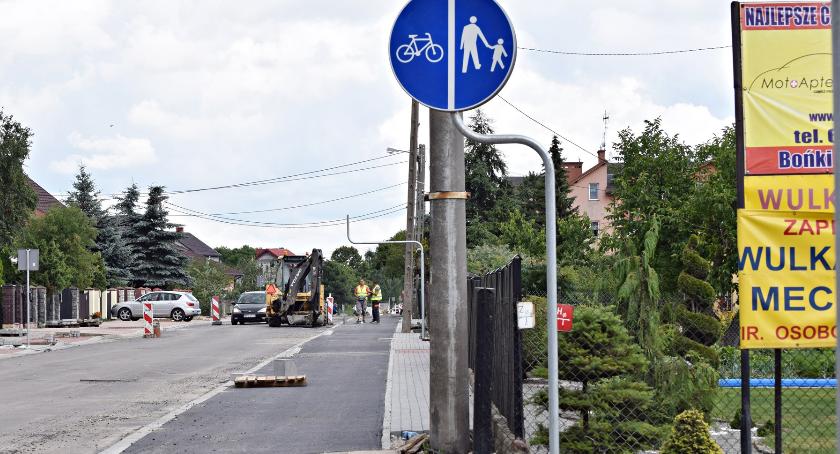 Szeroka ścieżka rowerowa i chodnik... ze słupami?