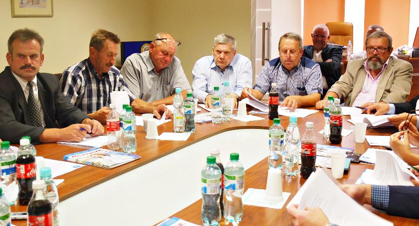 Pensję obniżyli, na chodnik się zgodzili
