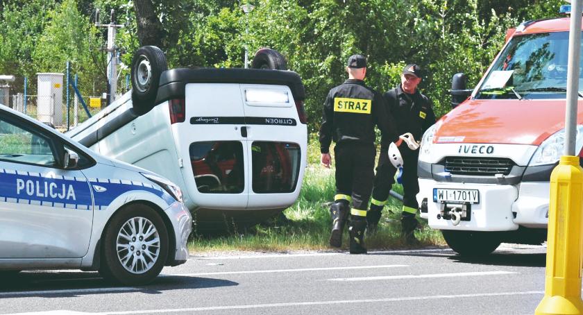 Nie chciał uderzyć w skuter - dachował w rowie