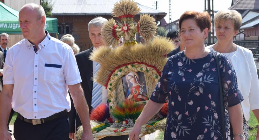 Wieniec, chleb i ziarno na dożynkach w Nowym Mieście