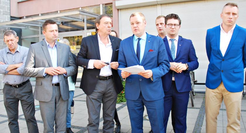 Przed ratuszem o uchodźcach
