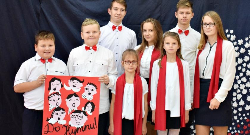 116 uczniów śpiewa hymn, Rotę i Boże coś Polskę