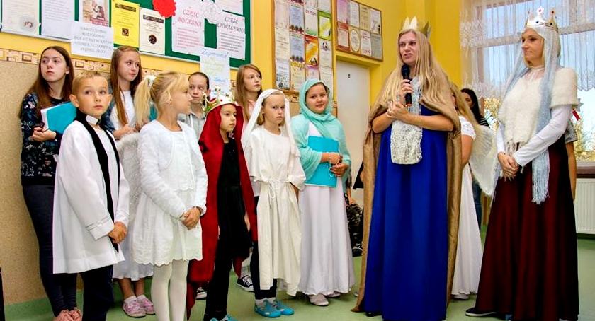 Przebrali się za Świętych - uśmiechniętych