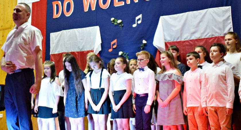 Ziemia Płońska Niepodległej – śpiewa chór Państwowej Szkoły Muzycznej w Płońsku
