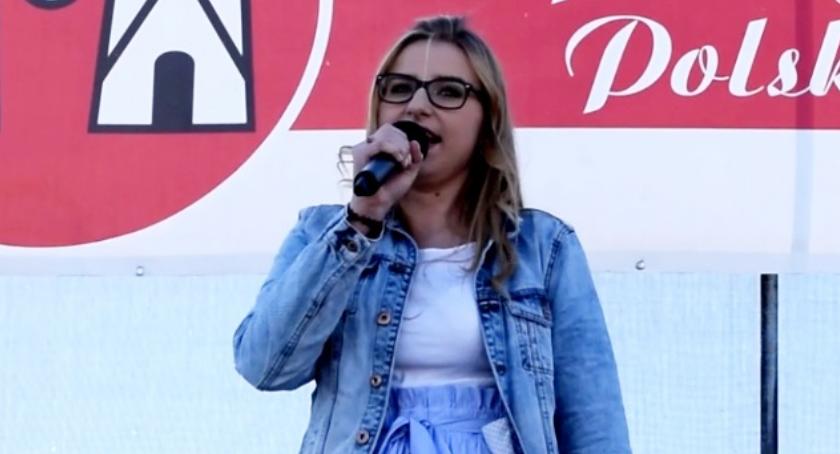 Ziemia Płońska Niepodległej – śpiewa Karolina Adamska