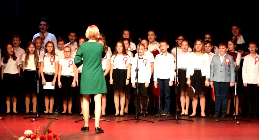 Ziemia Płońska Niepodległej – śpiewa chór Szkoły Podstawowej nr 2 w Płońsku
