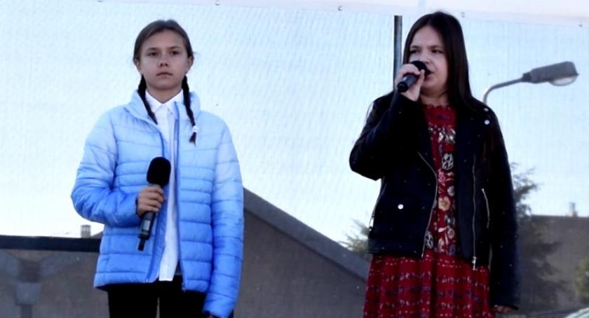Ziemia Płońska Niepodległej – „Pieśń o małym rycerzu” śpiewają Łucja Brzeska i Hanna Mikołajczyk
