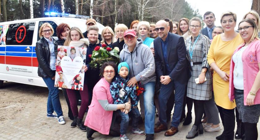 Jerzy Owsiak przywiózł karetkę dla dzieci z ośrodka w Kraszewie Czubakach