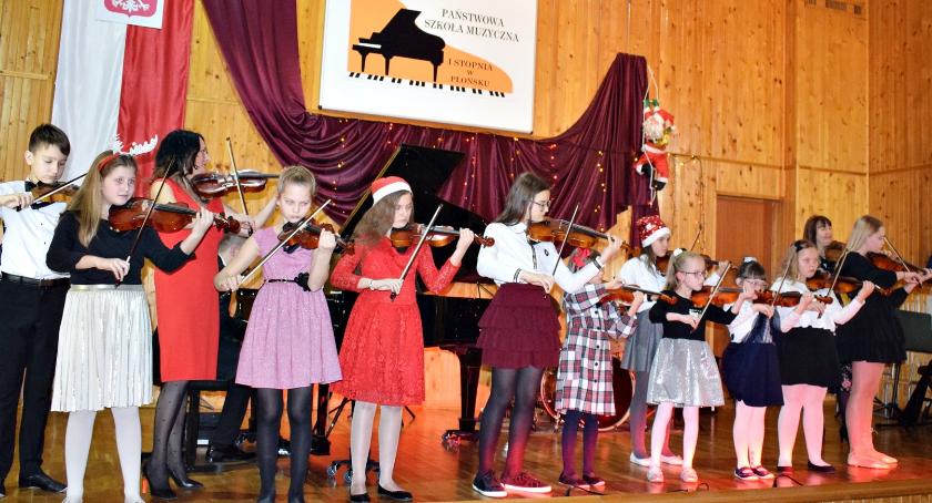 Uczniowie szkoły muzycznej instrumentalnie