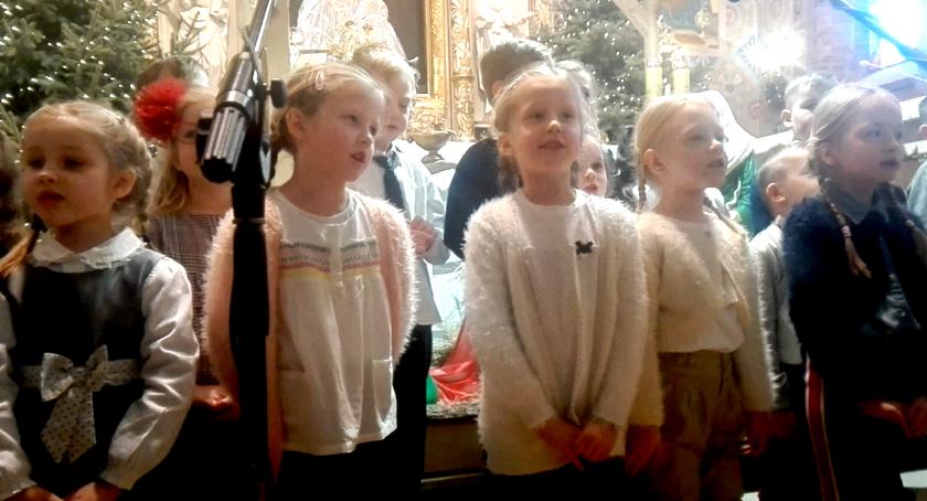 Dzieci z Przedszkola nr 3 śpiewają dla babć i dziadków
