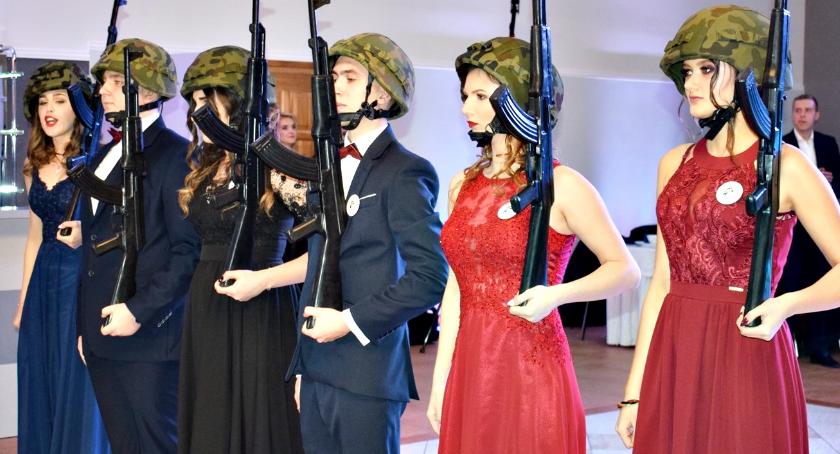 Studniówkowa wideoteka - garnitury,  sukienki i… karabiny na balu ZS 1 Płońsk