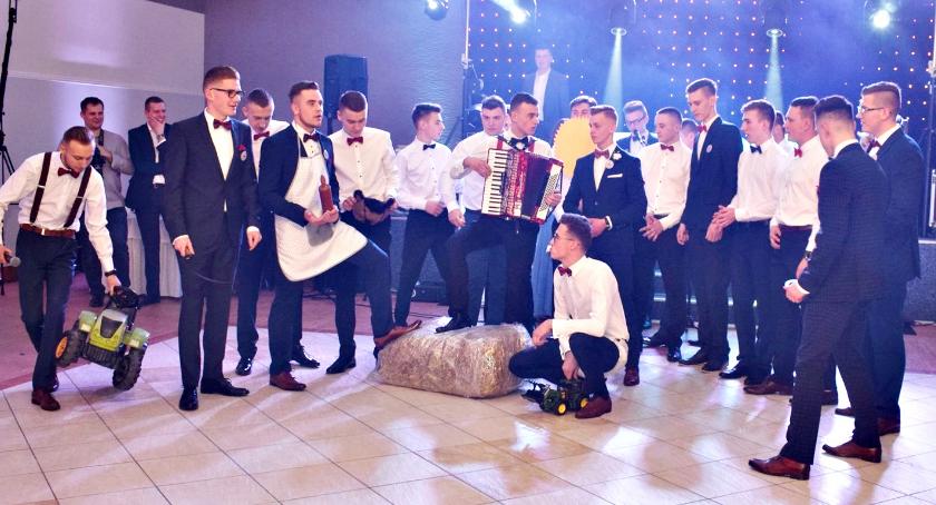 Studniówkowa wideoteka – „rolnicy” na balu ZS 1 Płońsk