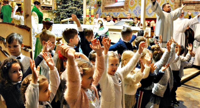 Babciom i Dziadkom z najlepszymi życzeniami śpiewają dzieci z Przedszkola nr 3