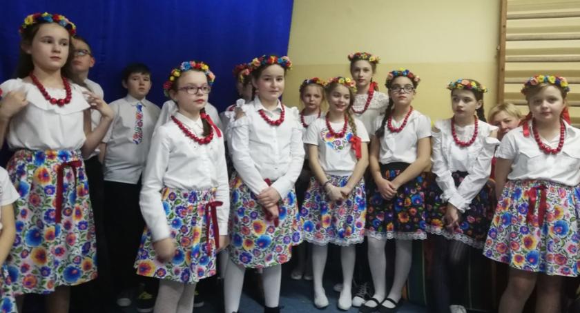 Śpiewy i tańce dla babć i dziadków w Stróżewie