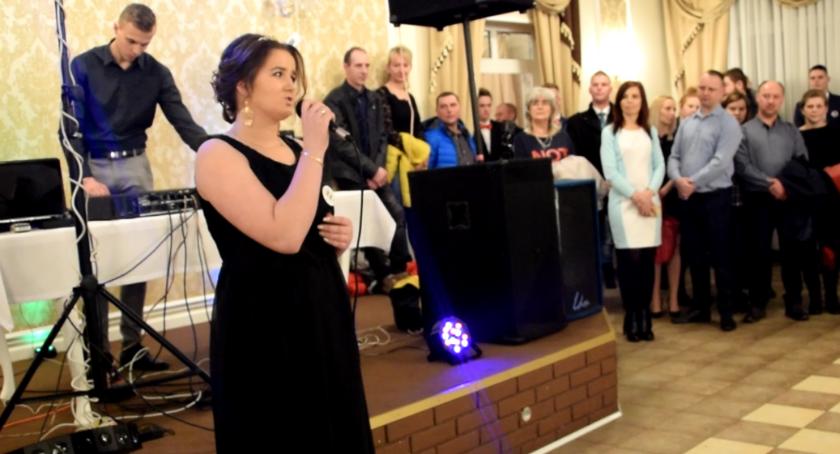 Studniówkowa wideoteka - ZS Czerwińsk - „Niech żyje bal” śpiewa Klaudia Okrasa