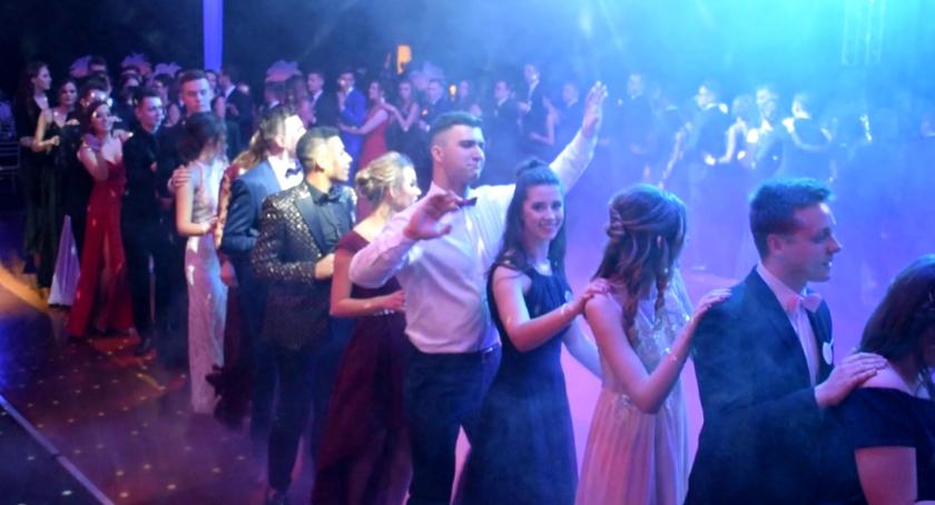 Studniówkowa wideoteka - LO Płońsk - jedzie pociąg i… bawi się cała sala
