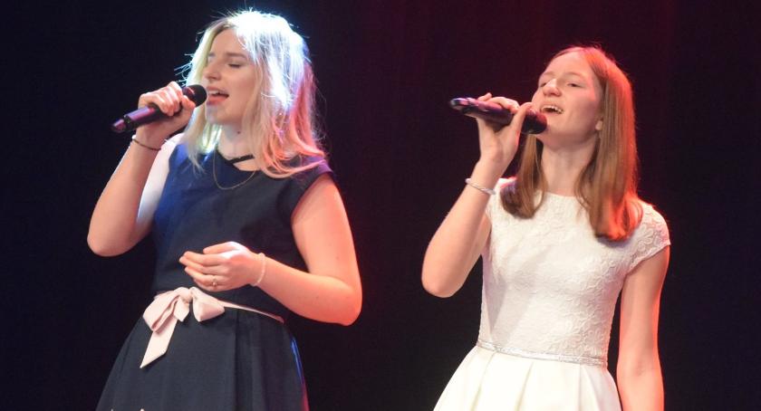 Ostatki z piosenką - śpiewają lokalne talenty - Karolina Adamska i Weronika Wachocka