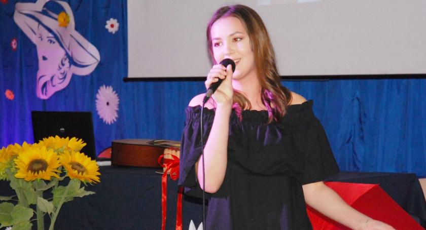 Ostatki z piosenką - śpiewają lokalne talenty - Aniela Mańkowska
