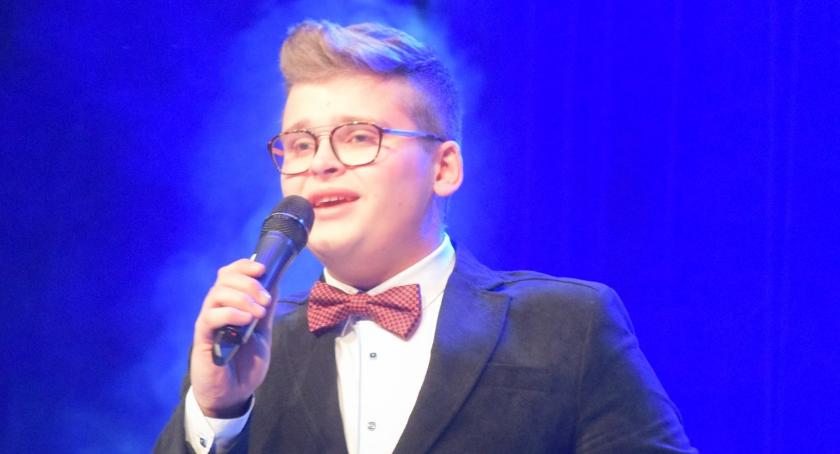 Ostatki z piosenką - śpiewają lokalne talenty - Karol Pisarski