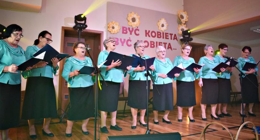 Koncert w Nowym Mieście - śpiewa zespół koła rencistów i emerytów „Warto żyć”