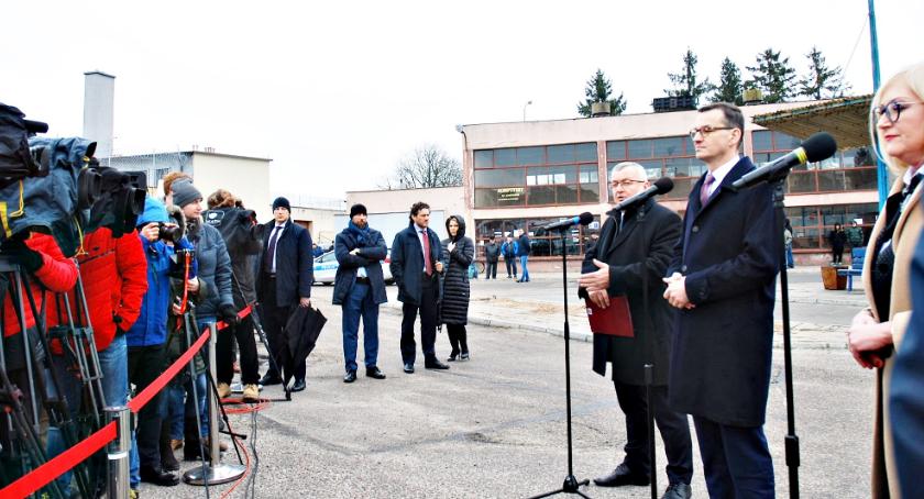 Premier Morawiecki na dworcu w Płońsku