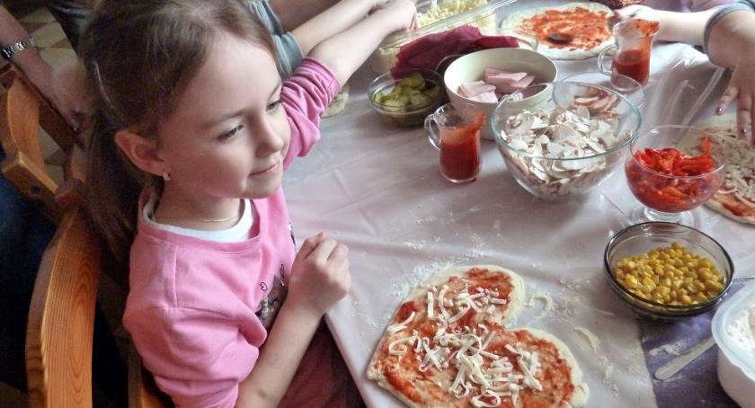 Przedszkolaki na nauce robienia pizzy