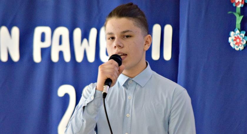 Piosenka obcojęzyczna - śpiewa Karol Betlewicz