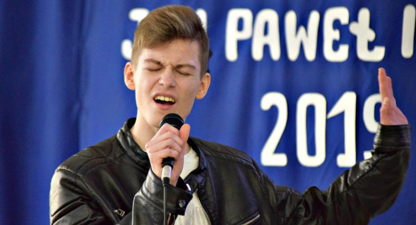 Piosenka obcojęzyczna - śpiewa Sebastian Kopciński