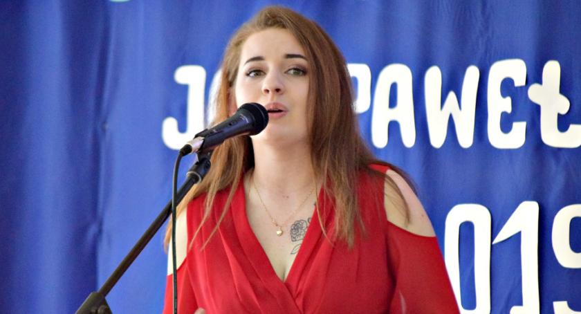 Piosenka obcojęzyczna - śpiewa Adela Malon