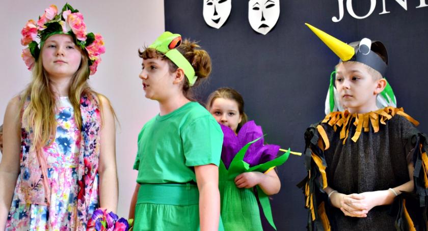 Dzień teatru w Jońcu - na scenie grupa z SP Joniec