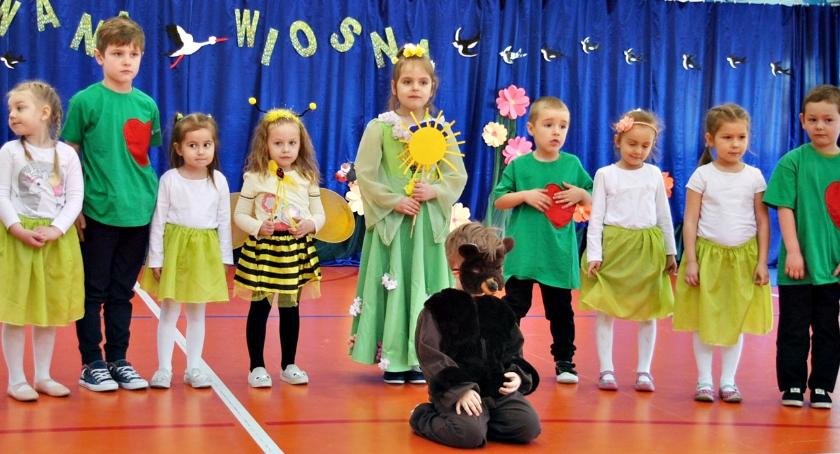 Wiosenna sobota z przedszkolakami - na scenie dzieci z SP KOŁOZĄB