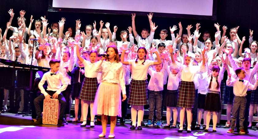 Trójka artystycznie dla Płońska - na raz, na dwa czyli „Dłonie”