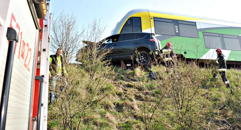 Toyota zderzyła się z szynobusem - ranna zabrana pogotowiem lotniczym