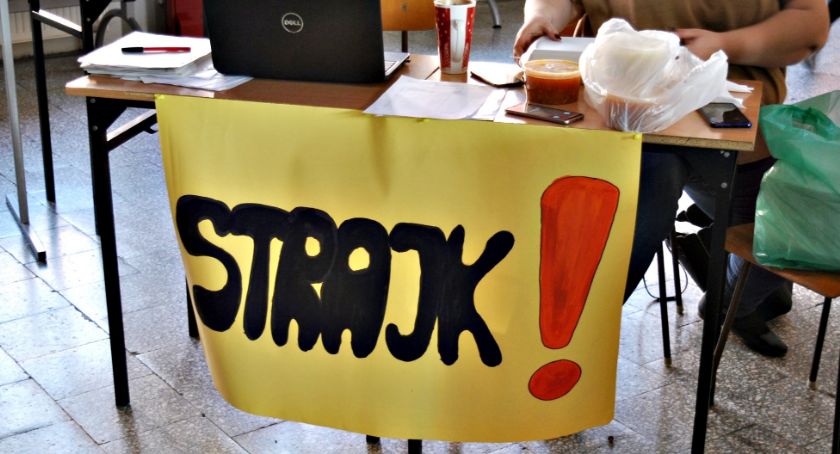 RAPORT STRAJKOWY: gdzie są lekcje, a gdzie ich nie ma - informacje z całego powiatu