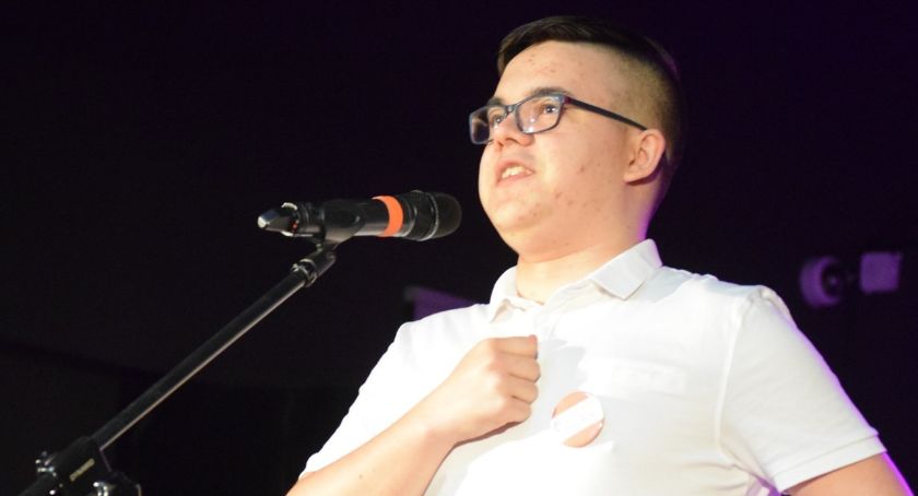 Piosenka jest dobra na wszystko - na scenie Filip Melzacki