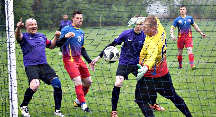 Niedzielny raport ligowy - ależ emocje w B klasie: derby dla Orląt, remis Gumina