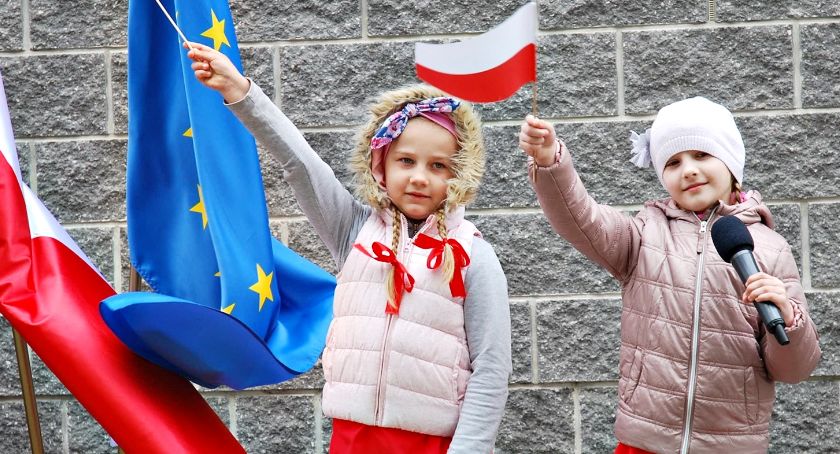 Dzień Flagi przed ratuszem