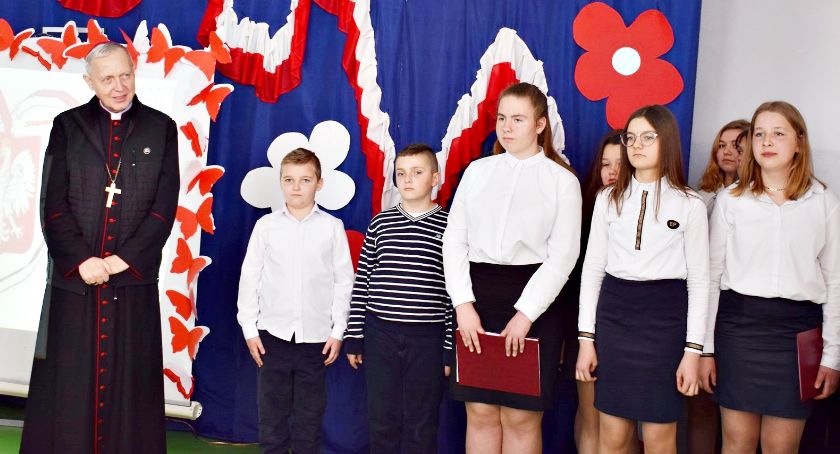 Biskup Libera - śpiewająco - ugoszczony w SP Smardzewo