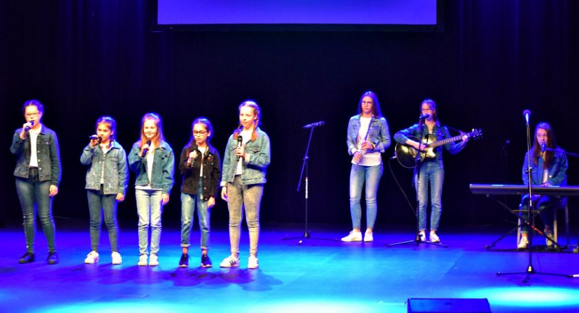 Zaśpiewali w obcych językach - na scenie zespół z SP 3 Płońsk