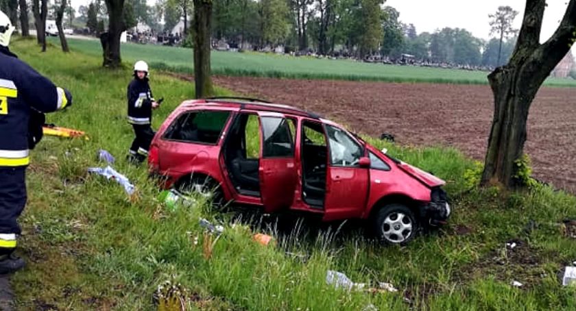 Zjechał z siódemki i uderzył w drzewo 