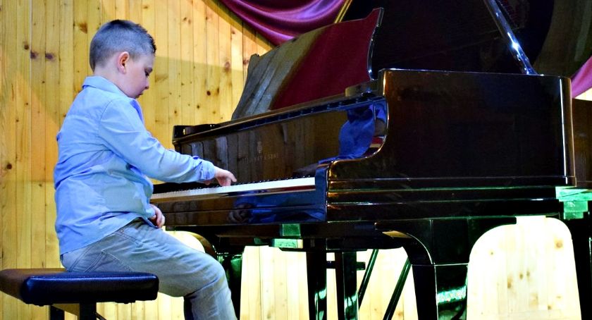 Koncertowali w muzycznej - za fortepianem Kuba Chyczewski